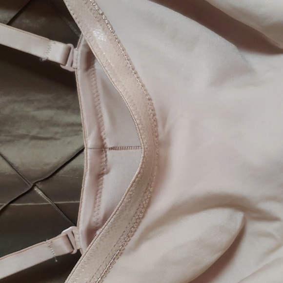 🦋4 for $20, or as marked. VGUC- Naomi and Nicole Shelf Bra Shaper Slip - Picture 7 of 7